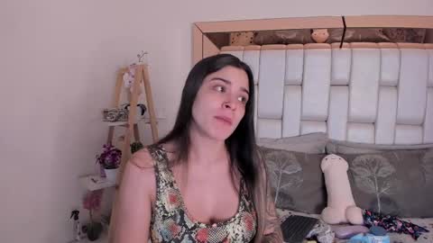 Mia Villalobos online show from 12, 2, 2025
