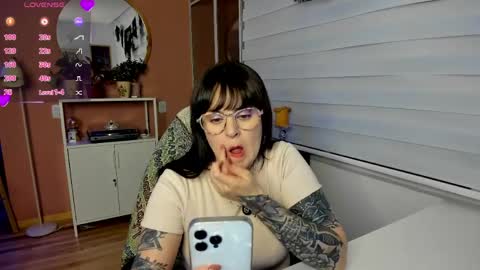 Snapshot of midnighthearts chatting on 12, 4, 2026 Luna online show from 12, 4, 2026