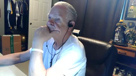 Snapshot of midwestdad09 chatting on 6, 7, 2026 midwestdad09 online show from 6, 7, 2026