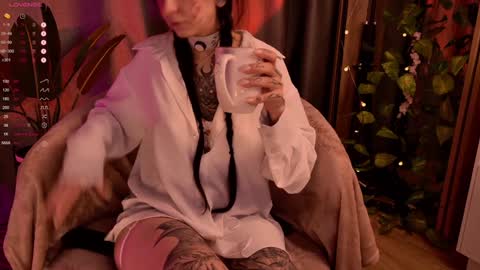 mika_moon_ online show from 17, 1, 2025
