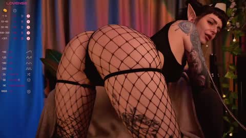 mika_moon_ online show from 1, 2, 2025