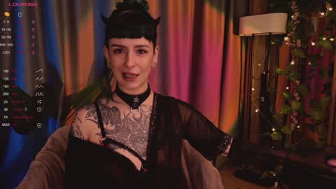 mika_moon_ online show from 5, 2, 2025