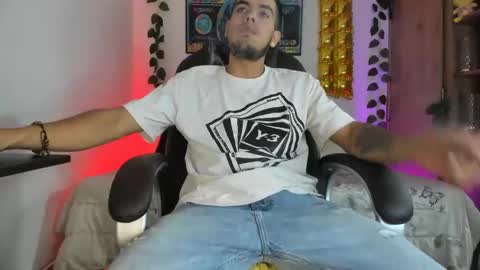 Snapshot of mikee_scooth chatting on 5, 2, 2025 mikee_scooth online show from 5, 2, 2025