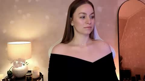 Mila Fleur online show from 4, 10, 2025