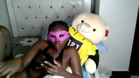 Snapshot of milkybee3000 chatting on 27, 11, 2025 Milkybee online show from 27, 11, 2025