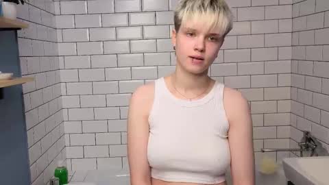 Snapshot of mimipuff chatting on 21, 10, 2025 Sonya online show from 21, 10, 2025