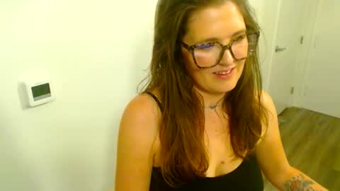 Snapshot of mindymounds chatting on 28, 4, 2026 Mindy online show from 28, 4, 2026