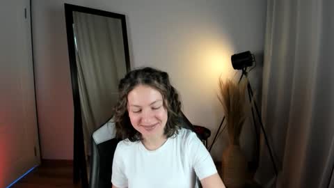 Snapshot of miragoddes chatting on 4, 12, 2025 Mira online show from 4, 12, 2025