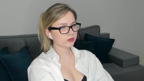 Miss Darina Ross online show from 2, 2, 2025