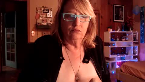 Snapshot of misskittyfox chatting on 12, 12, 2024 MissKittyFox online show from 12, 12, 2024