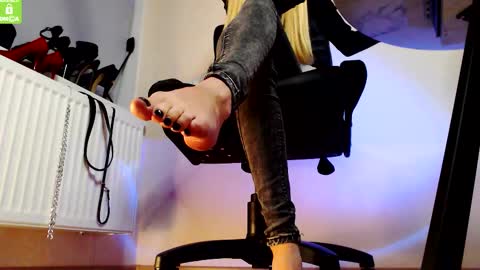 Snapshot of mistress__alice_ chatting on 14, 9, 2025  Mistress Alice  online show from 14, 9, 2025