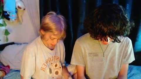 Snapshot of mixipeach chatting on 8, 5, 2026 Naomi and Nekorii online show from 8, 5, 2026