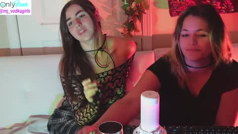 Hera  Tethra Bathtub stream  20k followers  Ask about our custom videos3 online show from 2, 12, 2024