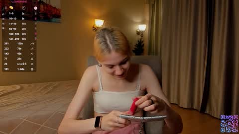 Snapshot of moirebroady chatting on 22, 9, 2025 Laura online show from 22, 9, 2025