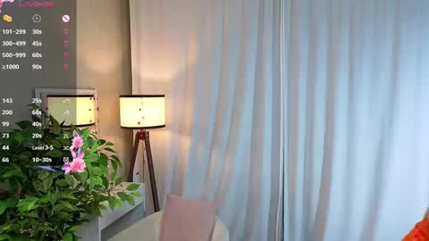 Snapshot of moirebroady chatting on 18, 11, 2025 Laura online show from 18, 11, 2025