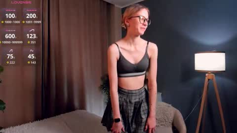 Snapshot of moirebroady chatting on 3, 12, 2025 Laura online show from 3, 12, 2025