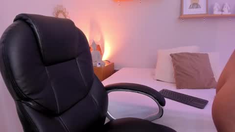 M o L l i E  online show from 15, 2, 2025