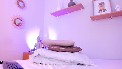 M o L l i E  online show from 6, 3, 2025