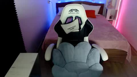 Molly Prvt is open online show from 5, 3, 2025