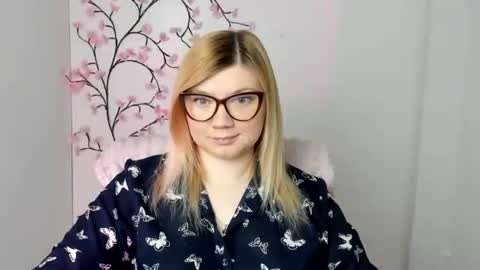 Snapshot of molly_moree chatting on 22, 4, 2026 Molly online show from 22, 4, 2026