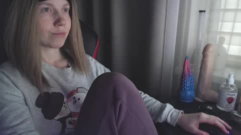 I have new photos come and see with love Molly online show from 4, 3, 2025