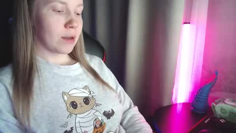 I have new photos come and see with love Molly online show from 17, 12, 2025