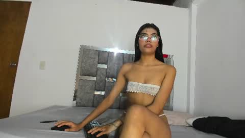 Snapshot of moniicaferrer chatting on 3, 7, 2026 Monica online show from 3, 7, 2026