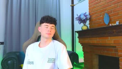 Snapshot of moon_gloww chatting on 17, 2, 2026 moon_gloww online show from 17, 2, 2026