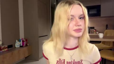 Snapshot of moonavellle_ chatting on 19, 5, 2026 moonavellle_ online show from 19, 5, 2026