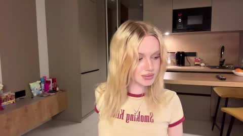 Snapshot of moonavellle_ chatting on 20, 5, 2026 moonavellle_ online show from 20, 5, 2026