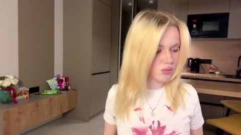 Snapshot of moonavellle_ chatting on 21, 5, 2026 moonavellle_ online show from 21, 5, 2026