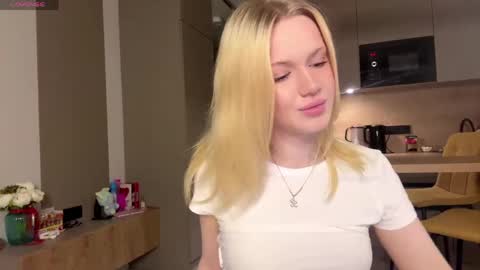 Snapshot of moonavellle_ chatting on 26, 5, 2026 moonavellle_ online show from 26, 5, 2026