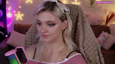 Snapshot of moonlight_mia chatting on 15, 1, 2025 Mia online show from 15, 1, 2025