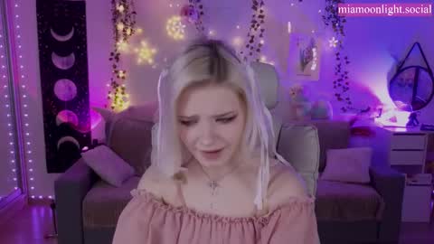 Snapshot of moonlight_mia chatting on 8, 3, 2025 Mia online show from 8, 3, 2025