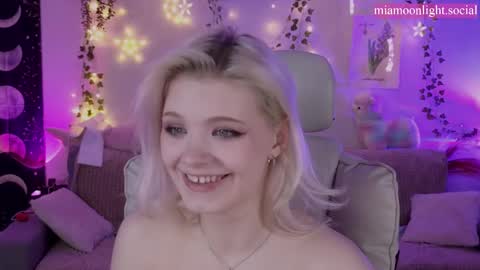 Snapshot of moonlight_mia chatting on 8, 3, 2025 Mia online show from 8, 3, 2025