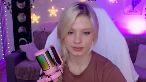 Snapshot of moonlight_mia chatting on 14, 10, 2025 Mia online show from 14, 10, 2025