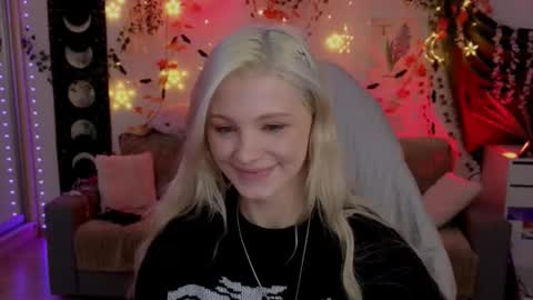 Snapshot of moonlight_mia chatting on 31, 10, 2025 Mia online show from 31, 10, 2025