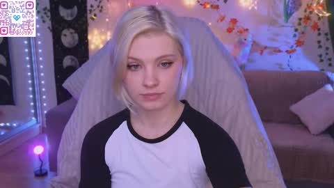 Snapshot of moonlight_mia chatting on 15, 11, 2025 Mia online show from 15, 11, 2025