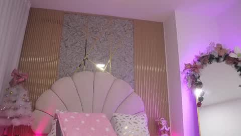 Manuela  online show from 25, 11, 2025