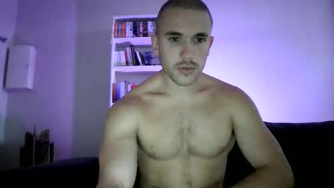 Snapshot of muscleshow00 chatting on 10, 9, 2025 muscleshow00 online show from 10, 9, 2025