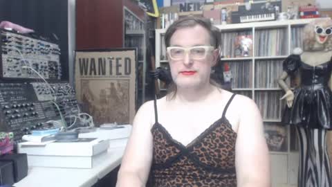 Snapshot of muziknerd chatting on 17, 5, 2026 Muziknerd online show from 17, 5, 2026