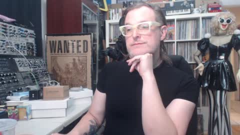 Snapshot of muziknerd chatting on 24, 5, 2026 Muziknerd online show from 24, 5, 2026