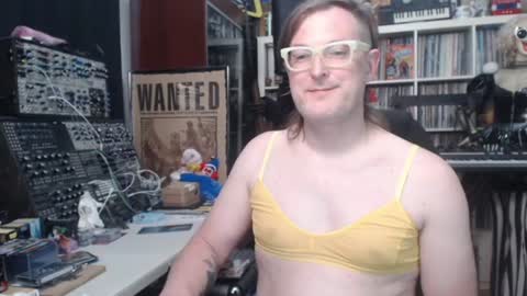 Snapshot of muziknerd chatting on 10, 6, 2026 Muziknerd online show from 10, 6, 2026