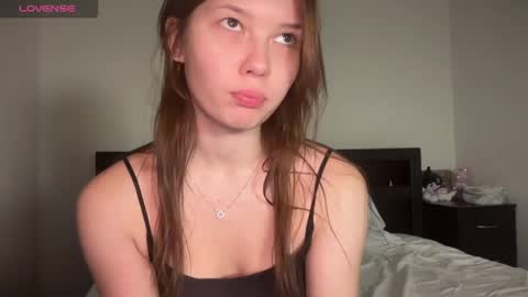 Snapshot of naive_love chatting on 9, 6, 2026 Mia guest- Eva from DOUBLECUTIES online show from 9, 6, 2026