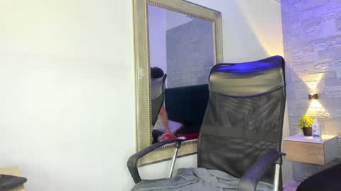 Naomy Smith online show from 3, 12, 2024