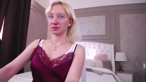 Snapshot of natalie_bitton chatting on 4, 3, 2026 Natalie online show from 4, 3, 2026