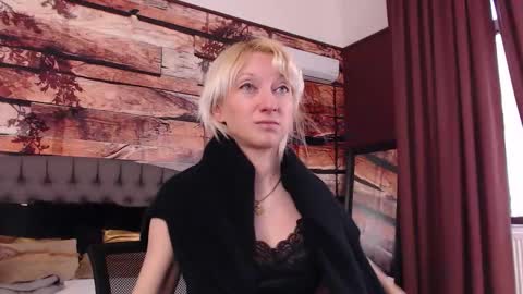 Snapshot of natalie_bitton chatting on 6, 3, 2026 Natalie online show from 6, 3, 2026