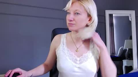 Snapshot of natalie_bitton chatting on 8, 3, 2026 Natalie online show from 8, 3, 2026