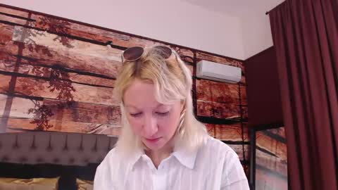 Snapshot of natalie_bitton chatting on 17, 3, 2026 Natalie online show from 17, 3, 2026