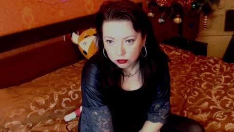 Snapshot of naughtyhousewifexx chatting on 25, 12, 2024 housewife Eva online show from 25, 12, 2024